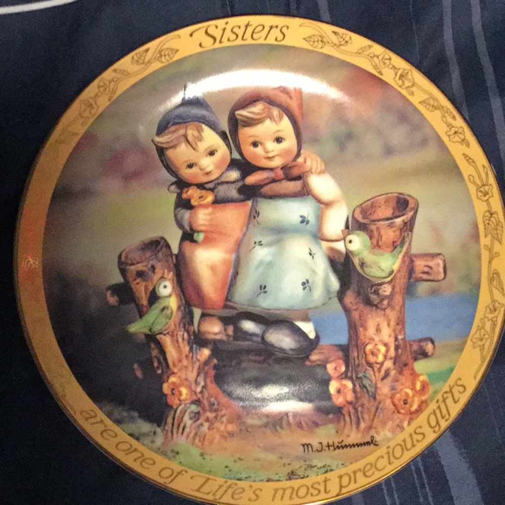 M J Hummel, Sisters Plate Collection Serial # F9019